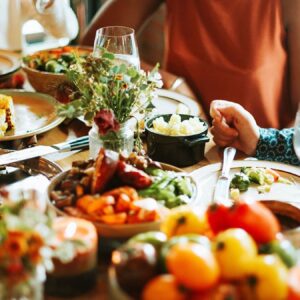 burada misafiri ac birakiyorlar aile bireyleri yerken misafir odada bekliyor BWCrOYqu