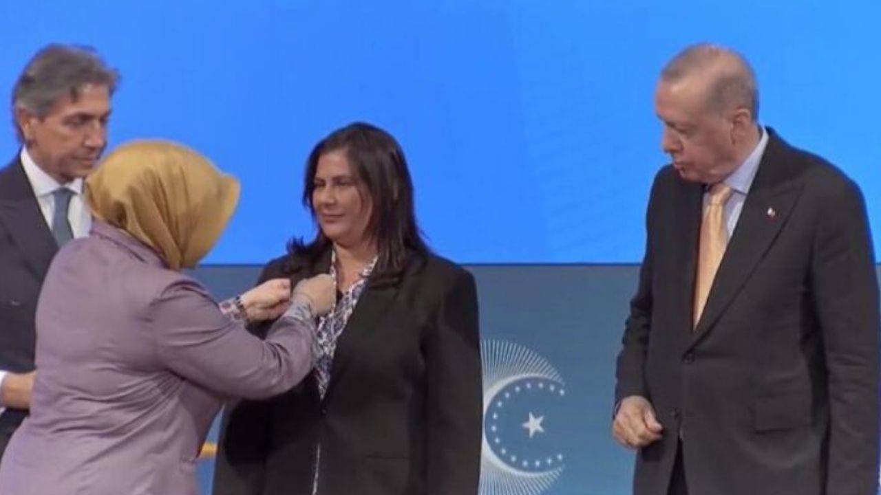 chpli bulbul ozlem cerciogluna kumpaslari anlattigi kitabi sordu rozet takinca sayfalar buharlasti mi ecPB4uNP