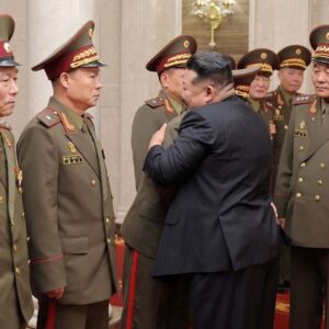 kim jong un rusyada savasan askerlerle bulustu ordumuz gerekeni yapiyor kkGjVAnY