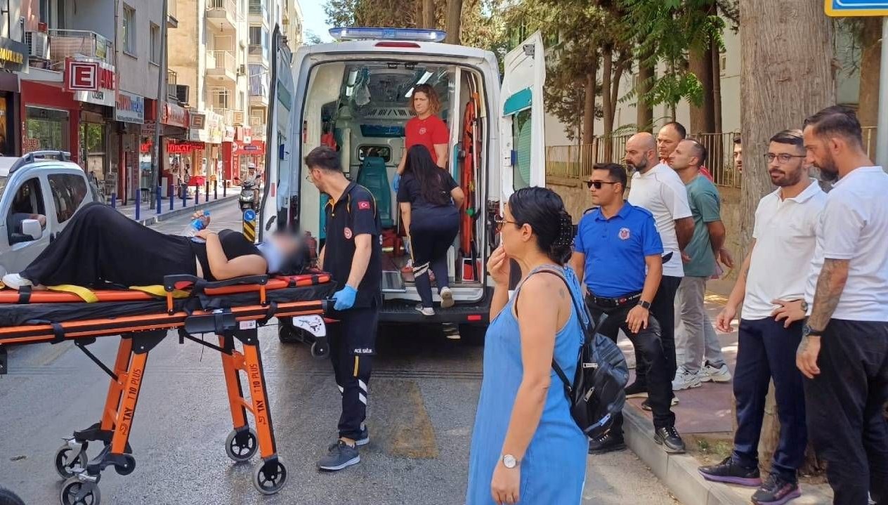 otomobil sikistirdi motosiklet surucusu kaza yapti 3a5Pv3HD