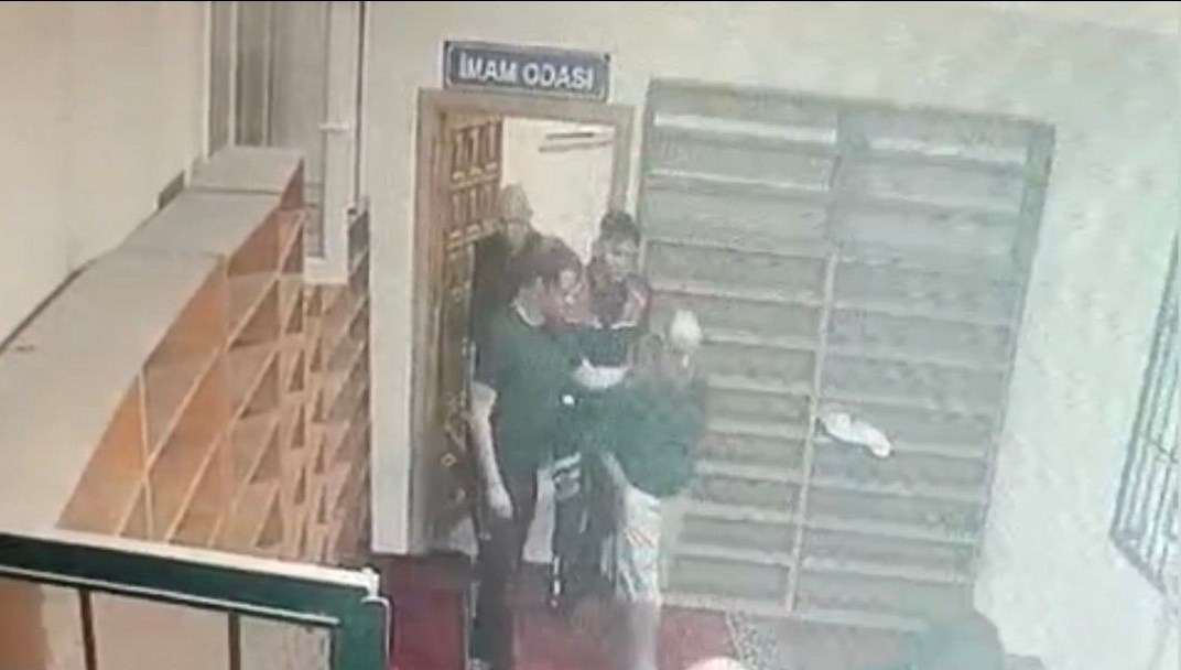 hapis cezasi nedeniyle aranan kisi dolabin icinde yakalandi 1EJUdWlV