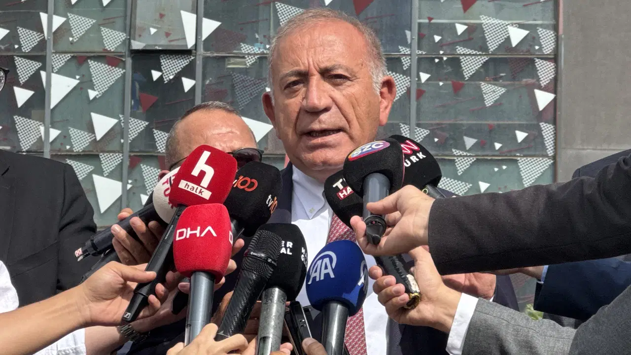 kayyum gursel tekin yine chpnin eski il binasina geldi ozgur ozel gelmeden binadan ayrildi 12GavdW1