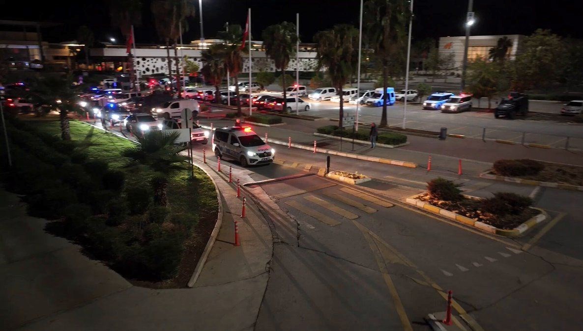 adanada baygaralar operasyonu 106 supheli gozaltina alindi bYkLbwaL.jpg