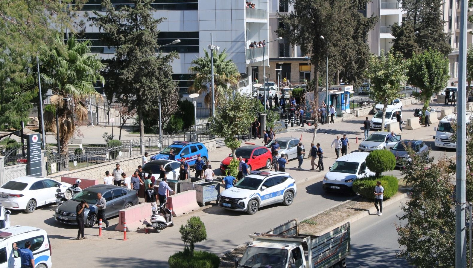 adiyamanda adliye onunde tasli sopali kavga 8 yarali 15 gozalti 1ZDFtklI