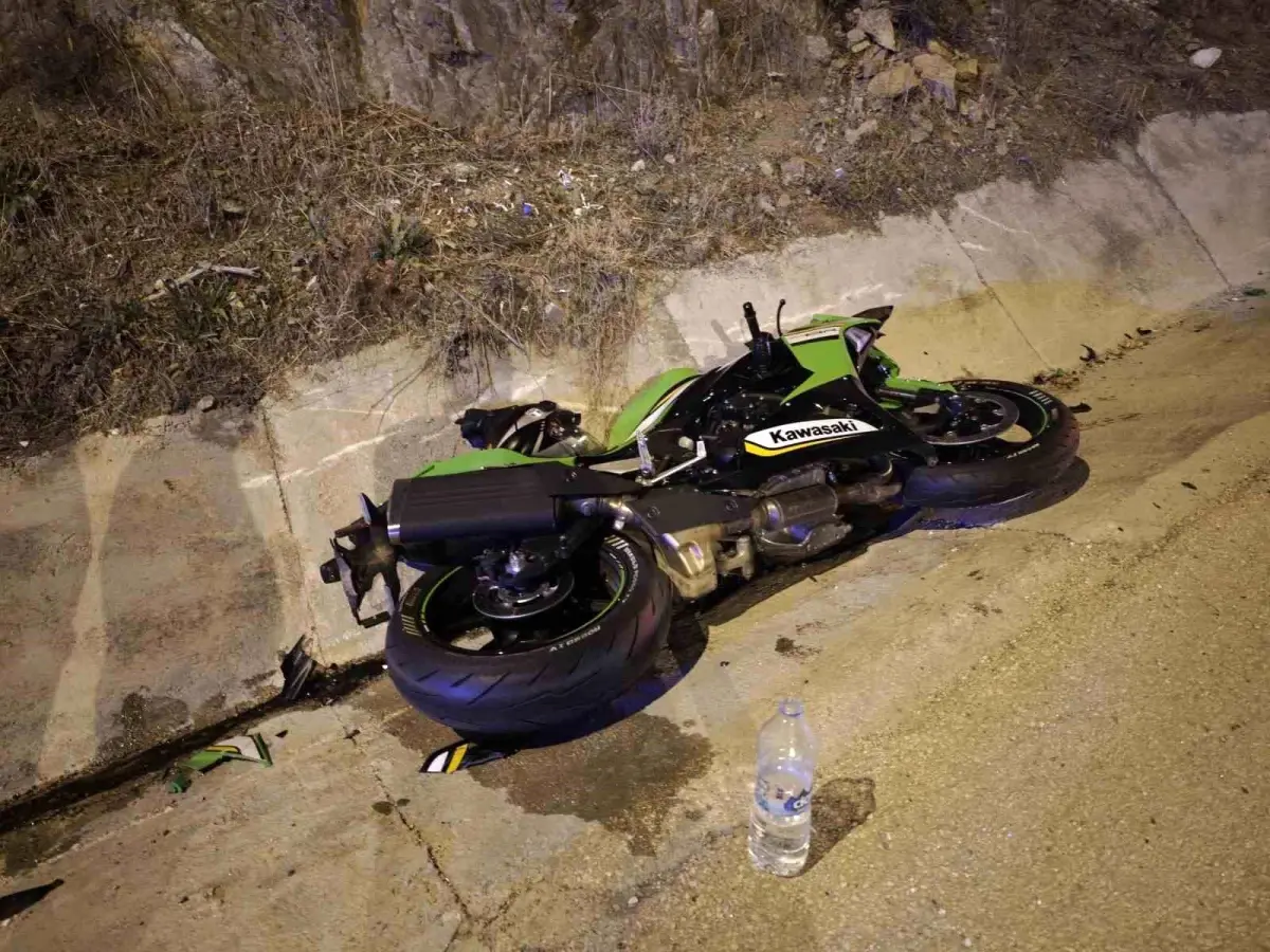 bilecikte motosiklet ile hafif ticari arac carpisti 1 yarali B6RiVwv9