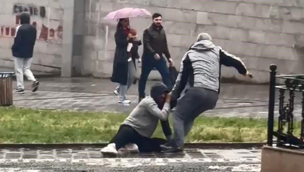 gaziosmanpasada sokak ortasinda kavga kaldirim tasiyla dovdu 2U3Nflx8.jpg