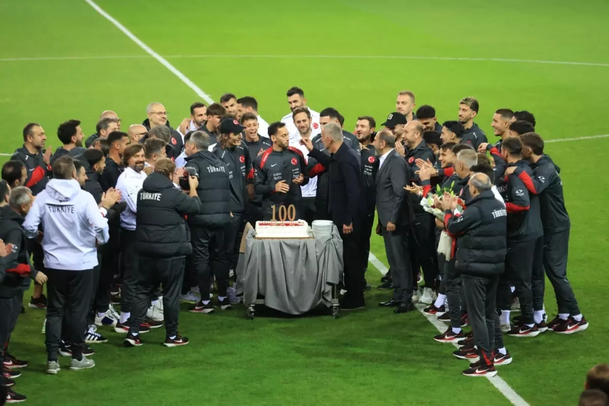 hakan calhanoglu 100 macinda kutlandi XM2J4wnT.jpg