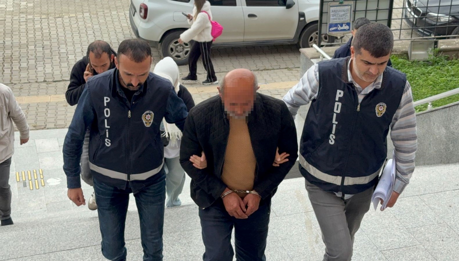 kiralik aracla kaza yapan oglu yuzunden banka soydu mytxHLLM.jpg