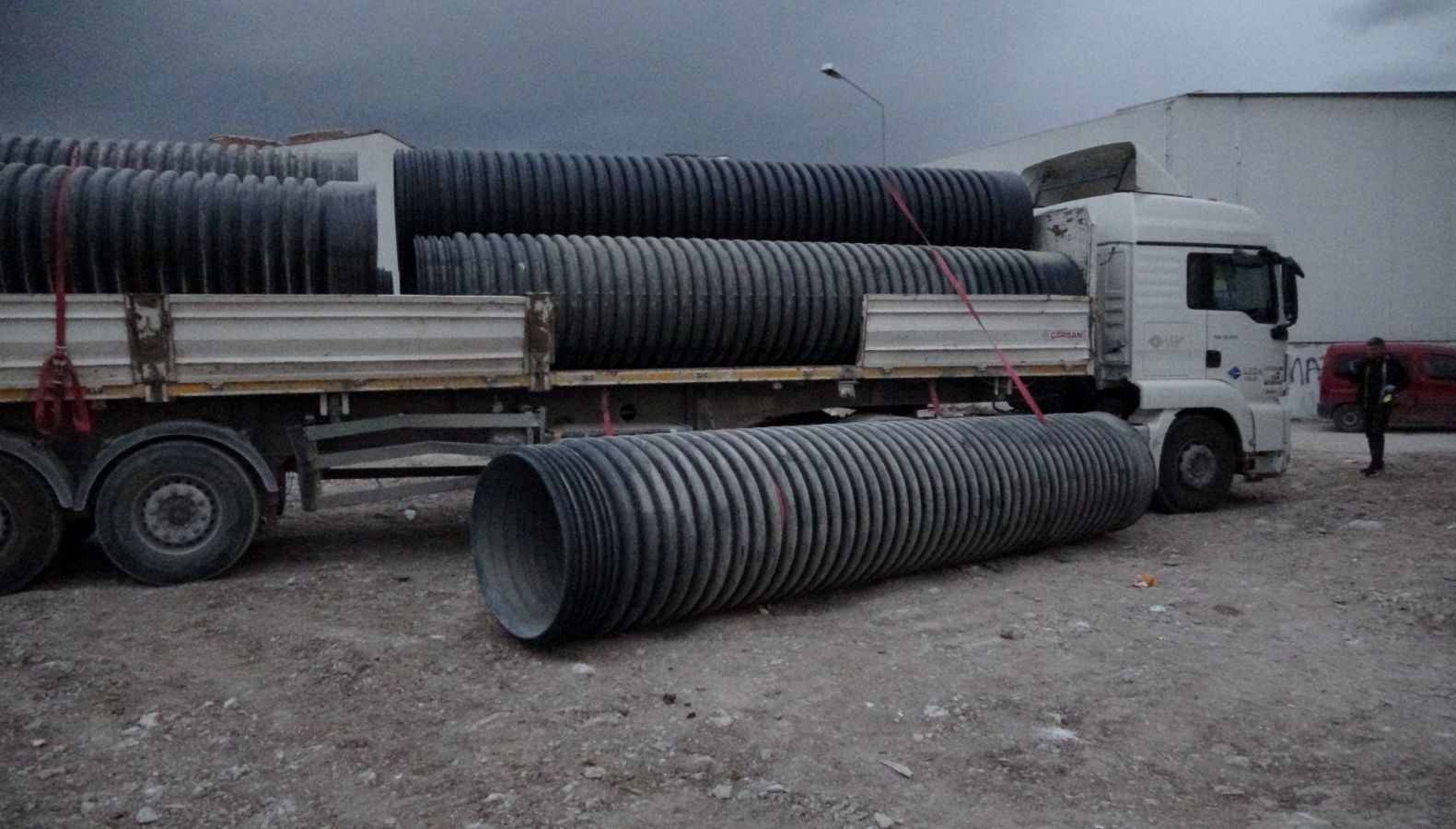 santiyede calisirken uzerine 750 kilo plastik borudustu cIebrXjB.jpg