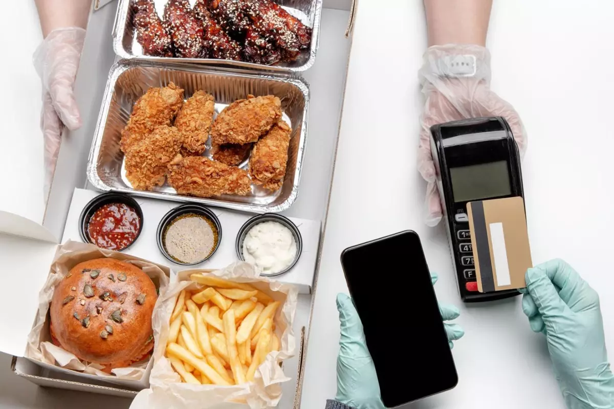 siparis uygulamasinin acigini buldu 2 yil bedava yemek yedi 6XDMyvvM.jpg