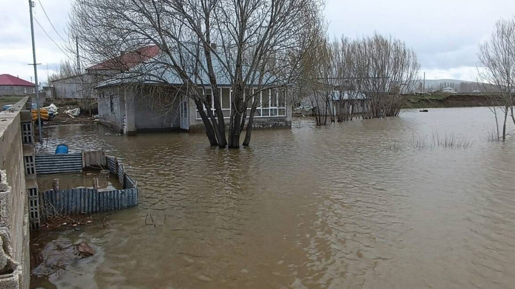 agrida-saganak-yagis-dere-tasmasina-yol-acti-LcvVu9J4