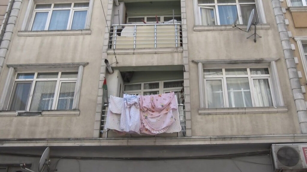 istanbulda-feci-olay-4-yasindaki-cocuk-birinci-kattan-duserek-agir-yaralandi-NltfJAbm