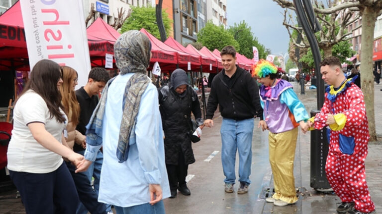 boluda-saganak-ve-dolu-sonrasi-cadde-ortasinda-halay-cnnBEeZ8