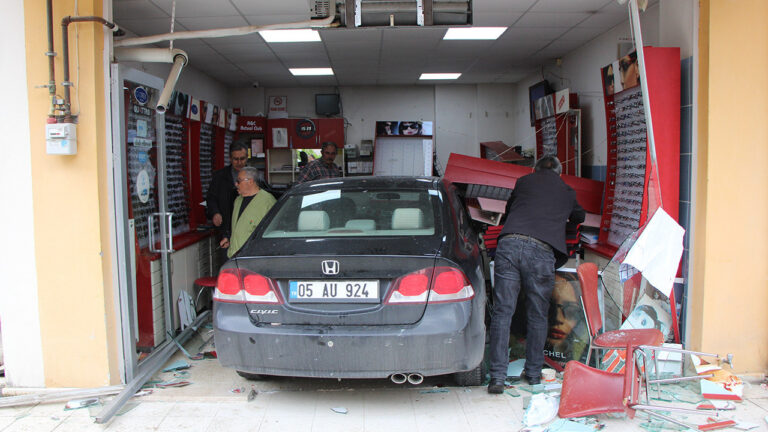 cay-var-mi-diye-sordu-dukkana-otomobille-girdi-amasyada-akilalmaz-kaza-6Rx4JIvb