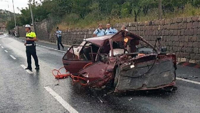 İstinat Duvarına Çarpan Araçta Bir Kişi Hayatını Kaybetti, Dört Kişi Yaralandı