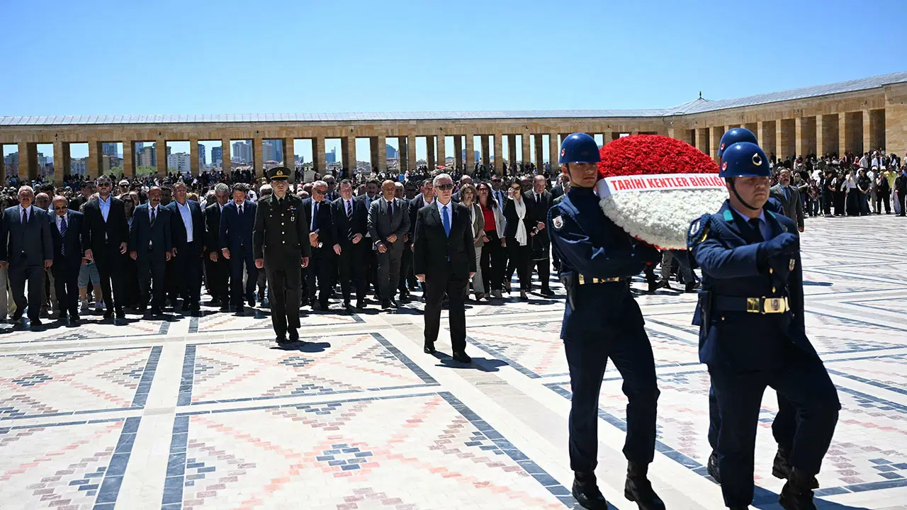 mansur-yavastan-secim-sonrasi-anitkabire-ziyaret-n2fsbzhq