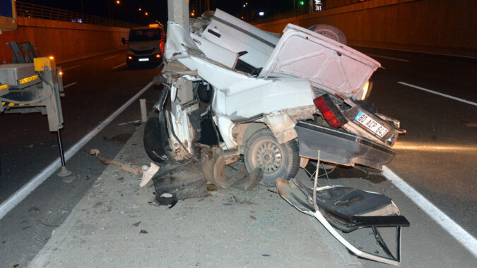 Kaza Anı: Otomobil Hurda Haline Geldi, 3 Yaralı Kurtarıldı